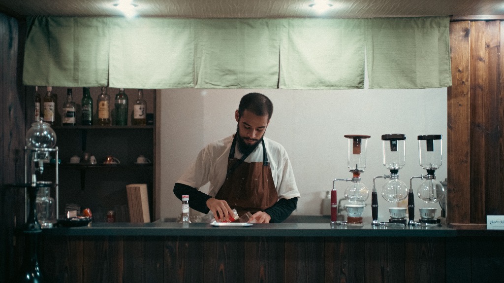 上質な煙が漂う人気のシーシャ（水タバコ）カフェ『珈琲と煙草 喫茶 駄駄羅 だだら』